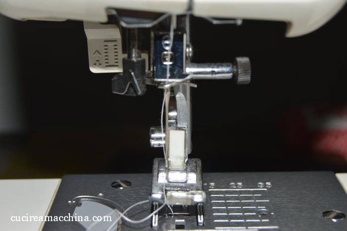 Come scegliere l'ago per la macchina per cucire